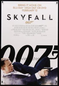 8b658 SKYFALL video 1sh '12 cool image of Daniel Craig as James Bond on back shooting gun!