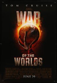 8b780 WAR OF THE WORLDS advance DS 1sh '05 Spielberg, cool alien hand holding Earth artwork!