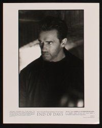 8d656 END OF DAYS 5 8x10 stills '99 grizzled Arnold Schwarzenegger, Peter Hyams candid!