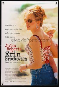 8h217 ERIN BROCKOVICH DS 1sh '00 full-length image of Julia Roberts holding baby, Soderbergh