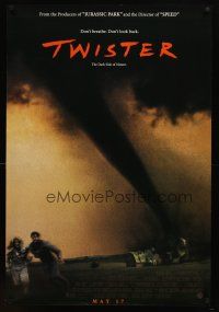 8h775 TWISTER advance DS 1sh '96 storm chasers Bill Paxton & Helen Hunt running away from tornado!