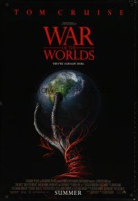 8h803 WAR OF THE WORLDS advance 1sh '05 Spielberg, cool alien hand holding Earth artwork!