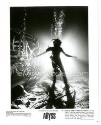 8k042 ABYSS 8x10 still '89 cool image of Mary Elizabeth Mastrantonio underwater in diving suit!