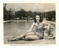 8k092 ANNE GWYNNE 8x10 still '42 full-length in cool bathing suit by swimming pool!