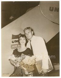8k379 GIRL HE LEFT BEHIND candid 7.25x9.5 still '56 Tab Hunter & Natalie Wood standing by airplane!