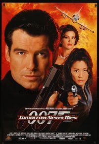 8s788 TOMORROW NEVER DIES video 1sh '97 Pierce Brosnan as Bond, Michelle Yeoh, sexy Teri Hatcher!