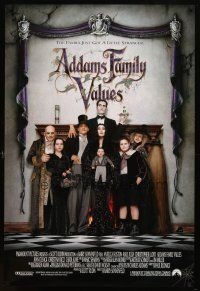 9a015 ADDAMS FAMILY VALUES DS 1sh '93 Christina Ricci, the family just got a little stranger!