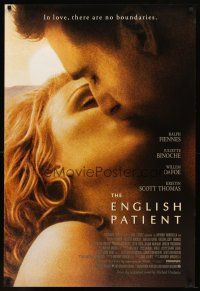 9a243 ENGLISH PATIENT int'l 1sh '96 Ralph Fiennes & Kristin Scott Thomas kiss close-up!