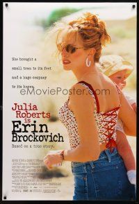 9a250 ERIN BROCKOVICH DS 1sh '00 image of Julia Roberts holding baby, Steven Soderbergh!