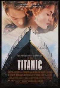 9a748 TITANIC DS 1sh '97 great romantic image of Leonardo DiCaprio & Kate Winslet, James Cameron