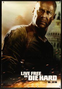 9c509 LIVE FREE OR DIE HARD DS bus stop '07 Timothy Olyphant, great image of Bruce Willis!