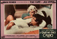9e152 SOME LIKE IT HOT Italian photobusta '59 c/u of sexy Marilyn Monroe by Tony Curtis in bathtub!