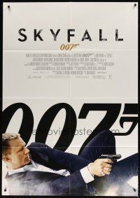 9s280 SKYFALL Italian 1p '12 cool image of Daniel Craig as James Bond on back shooting gun!
