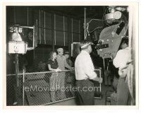 9t083 BEGINNING OR THE END candid 8x10 still '47 Robert Walker & Audrey Totter wait for the camera!