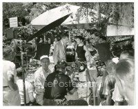 9t104 DAMN CITIZEN candid 7x9 still '58 cameras film Keith Andes & Lynn Bari on set in New Orleans!