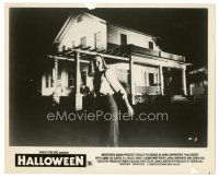 9t598 HALLOWEEN 8x10 still '78 John Carpenter classic, scared Jamie Lee Curtis running outside!
