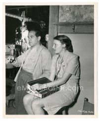 9t168 IT'S A WONDERFUL LIFE candid 8x10 still '46 director Frank Capra standing by script girl!