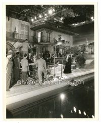 9t196 MASQUERADE IN MEXICO candid 8x10 still '46 crew films Lamour & de Cordova on great set!