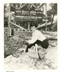 9t751 MILLIE PERKINS 8x10 still '59 the pretty actress visiting Jerusalem for Diary of Anne Frank!