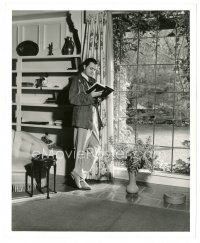 9t852 ROBERT YOUNG 8x10 still '41 full-length standing portrait reading at his Hollywood home!