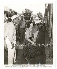 9t266 THIS EARTH IS MINE candid 8x10 still '59 Jean Simmons & director Henry King laugh at train!