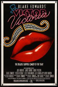 9w816 VICTOR VICTORIA 1sh '82 Julie Andrews, Blake Edwards, cool lips & mustache art!