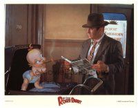 9y982 WHO FRAMED ROGER RABBIT LC '88 Zemeckis, close up of Bob Hoskins talking to Baby Herman!