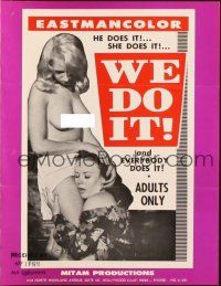 1c928 WE DO IT pressbook '70 she does it, everybody does it, wild sexy image!