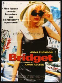 1e442 BRIDGET French 1p '02 close up of sexy blonde Anna Thomson wearing sunglasses!