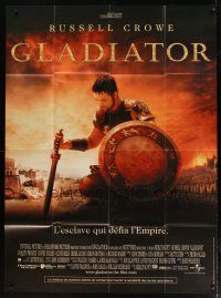 1e505 GLADIATOR French 1p '00 close up of kneeling Russell Crowe, directed by Ridley Scott!