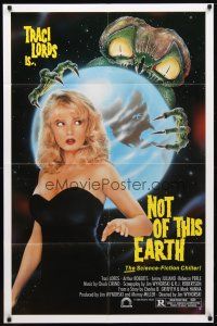 1g593 NOT OF THIS EARTH 1sh '88 Traci Lords, artwork of creepy bug-eyed alien!