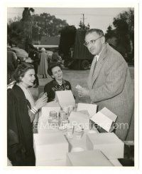 1h003 ACTRESS candid 8x10 still '53 George Cukor, Jean Simmons & Teresa Wright eating lunch!
