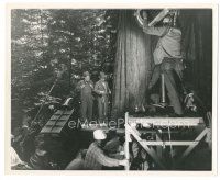 1h018 BIG TREES candid 8x10 still '52 cameras film Kirk Douglas & Edgar Buchanan by giant tree!