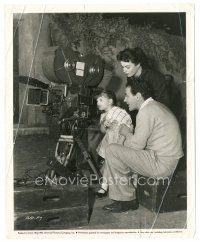 1h046 DUEL AT SILVER CREEK candid 8x10 still '52 Faith Domergue with husband & daughter by camera!