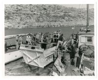 1h076 GUNS OF NAVARONE candid 8x10 still '61 Gregory Peck & cast rehearse a scene on boats!