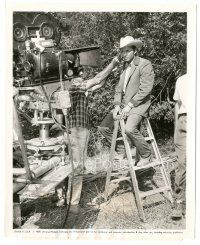 1h080 HELL BENT FOR LEATHER candid 8x10 still '60 Audie Murphy uses ladder as a horse stand-in!