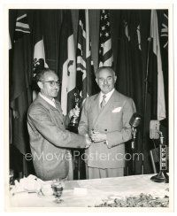1h082 HITLER LIVES candid 8x10 still '45 Jack Warner receives first World Peace Prize from HFCA!
