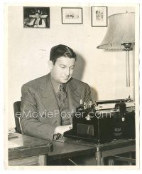 1h659 MARK HELLINGER 8x10 still '30s one of America's most prolific writers at his typewriter!