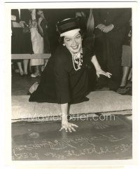 1h792 ROSALIND RUSSELL 8x10 still '59 embedding her prints at Grauman's Chinese Theatre!