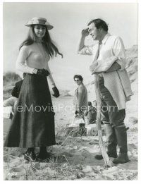 1h181 RYAN'S DAUGHTER candid 7.5x10 still '70 Sarah Miles on the set with writer Robert Bolt!