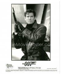 1h923 TOMORROW NEVER DIES 8x10 still '97 close up of Pierce Brosnan as James Bond with rifle!