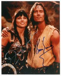 1r1060 KEVIN SORBO/LUCY LAWLESS signed color 8x10 REPRO still '90s waist-high Hercules & Xena!
