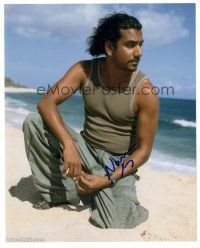 1r1148 NAVEEN ANDREWS signed color 8x10 REPRO still '00s crouching on beach portrait from TV's Lost!