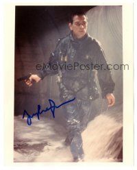 1r1288 TOMMY LEE JONES signed color 8x10 REPRO still '00s action portrait with gun from The Fugitive