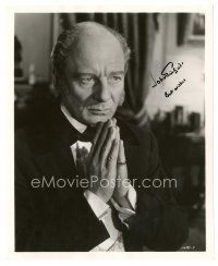 1r0599 JOHN GIELGUD signed 8x10 still '57 great close up from The Barretts of Wimpole Street!