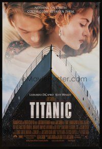 1t756 TITANIC DS 1sh '97 great romantic image of Leonardo DiCaprio & Kate Winslet, James Cameron