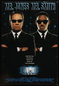 2b545 MEN IN BLACK int'l DS 1sh '97 Will Smith & Tommy Lee Jones protecting Earth!
