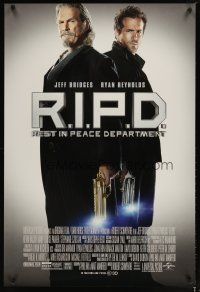 2m609 R.I.P.D. DS 1sh '13 Ryan Reynolds & Jeff Bridges with glowing guns!