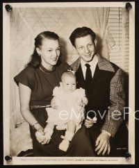 2r839 DONALD O'CONNOR 2 8x10 stills '40s cool candids with pretty wife Gwen Carter and baby!