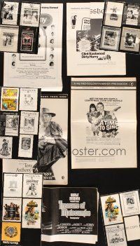 2s065 LOT OF 28 CUT PRESSBOOKS '70s great advertising images from a variety of movies!